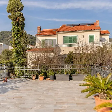 Apartment Apartments By The Sea Barbat, Rab - 3203